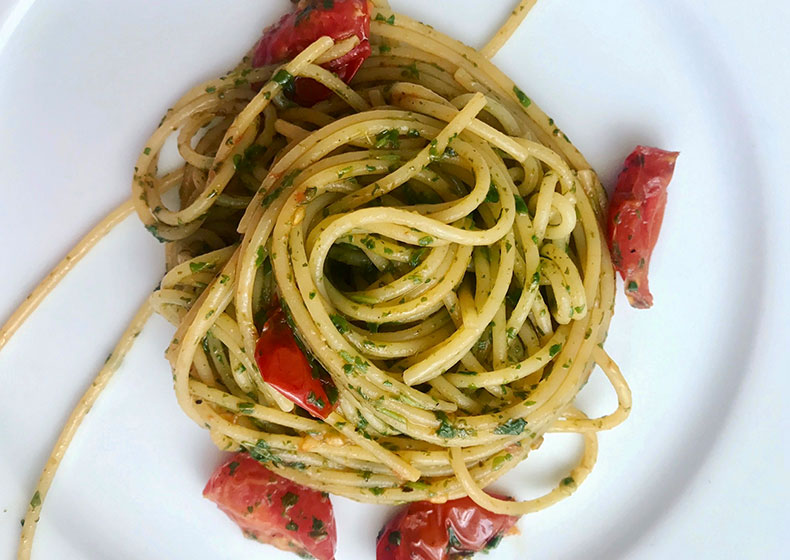 Spaghetti al pesto di rucola e pomodorini 